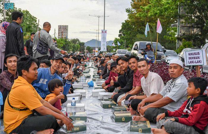 Saudi Arabia hosts iftar table