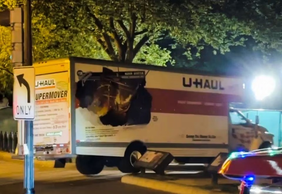 PH4OTL4JTNMVTIFFBHINQUHOKU https://meganews.tv/box-truck-crashes-near-white-house/