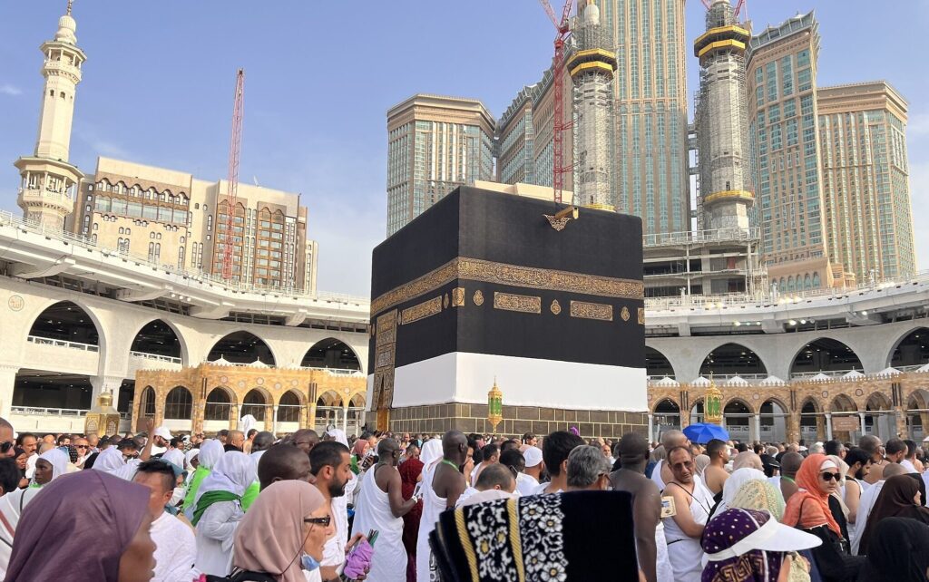 Massive Crowd Circle Holy Kaaba as Hajj Begins in Saudi Heat 2 33KW9NQ highres e1687704828434 https://meganews.tv/massive-crowd-circle-holy-kaaba-as-hajj-begins-in-saudi-heat/