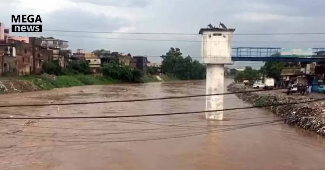 Rescue 1122 Flood Warning Post at Nullah Leh Bridge