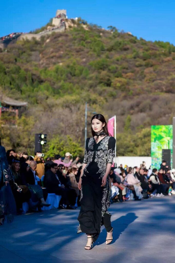 WhatsApp Image 2025 10 20 at 4.22.31 PM https://meganews.tv/pakistan-china-fashion-show-at-the-great-wall-of-china/