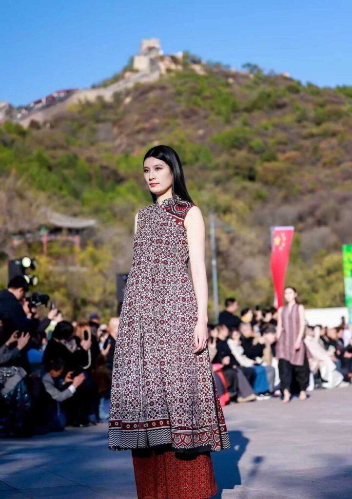 WhatsApp Image 2025 10 20 at 4.22.34 PM 1 https://meganews.tv/pakistan-china-fashion-show-at-the-great-wall-of-china/