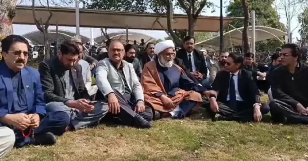 opposition-leaders-protest-outside-supreme-court